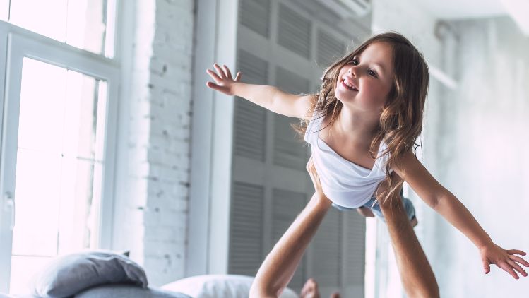 good-day-stage-unter-kind-fliegt